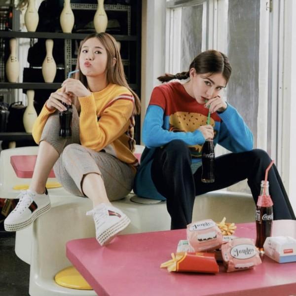 昆凌晒与好姐妹合影咧嘴大笑 眼睛笑成“月牙眼”