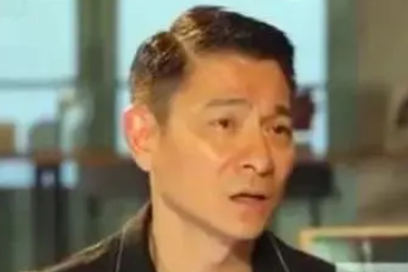 61岁刘德华鱼尾纹抢镜，生图曝光身高太虐，网友：把天王拍成郭敬明了