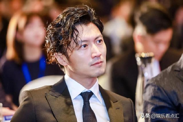 李亚鹏在商丘给河南人拜年,穿衣打扮似农民工,越来越像一个网红