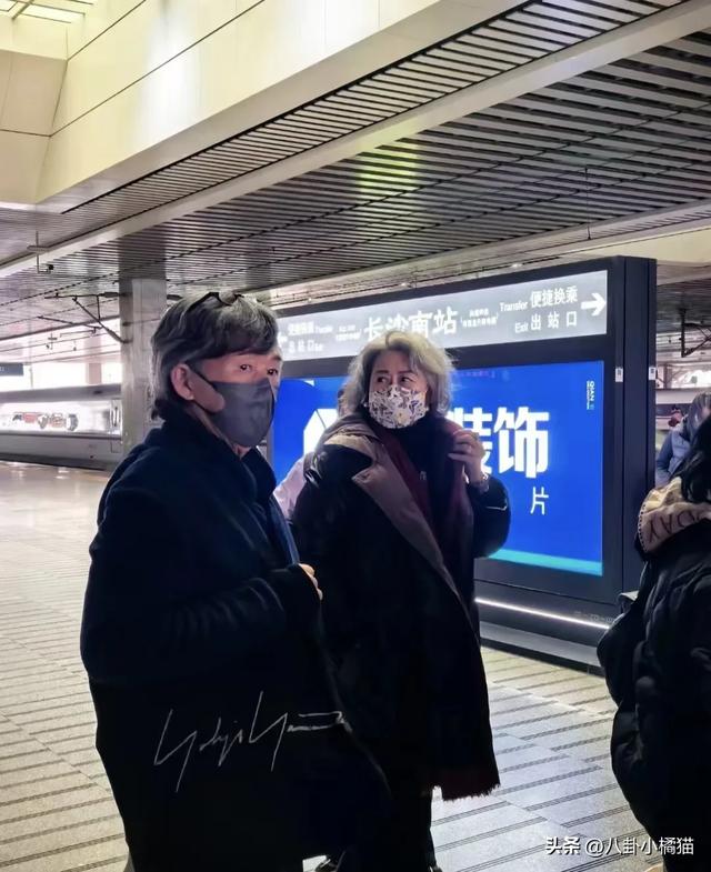 76岁林子祥携叶倩文现身长沙，两人头发全白，林子祥好多老年斑