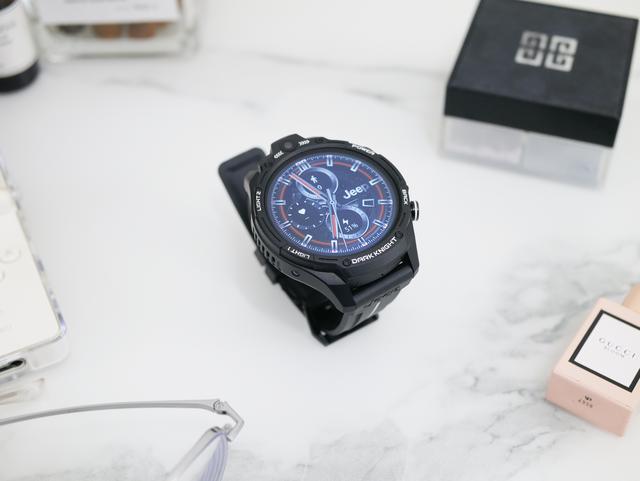 双摄像头可拍照，64GB+触摸屏的手表你见过吗？Jeep黑骑士评测