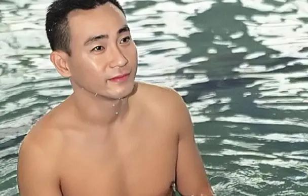 27岁的林保怡饰演香港1992年经典电视剧《大时代》里面的陈滔滔。