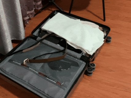 妈妈:你去问问谁家大学生行李箱这样放着?我:那很有生活了