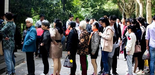 为什么女厕所总是排长队，她们上厕所时在干嘛？不只是生理原因