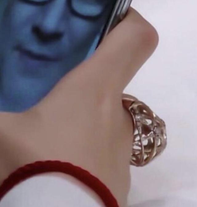 鲍家街43号20年后再聚首，章子怡抱女儿看汪峰彩排，大钻戒抢眼