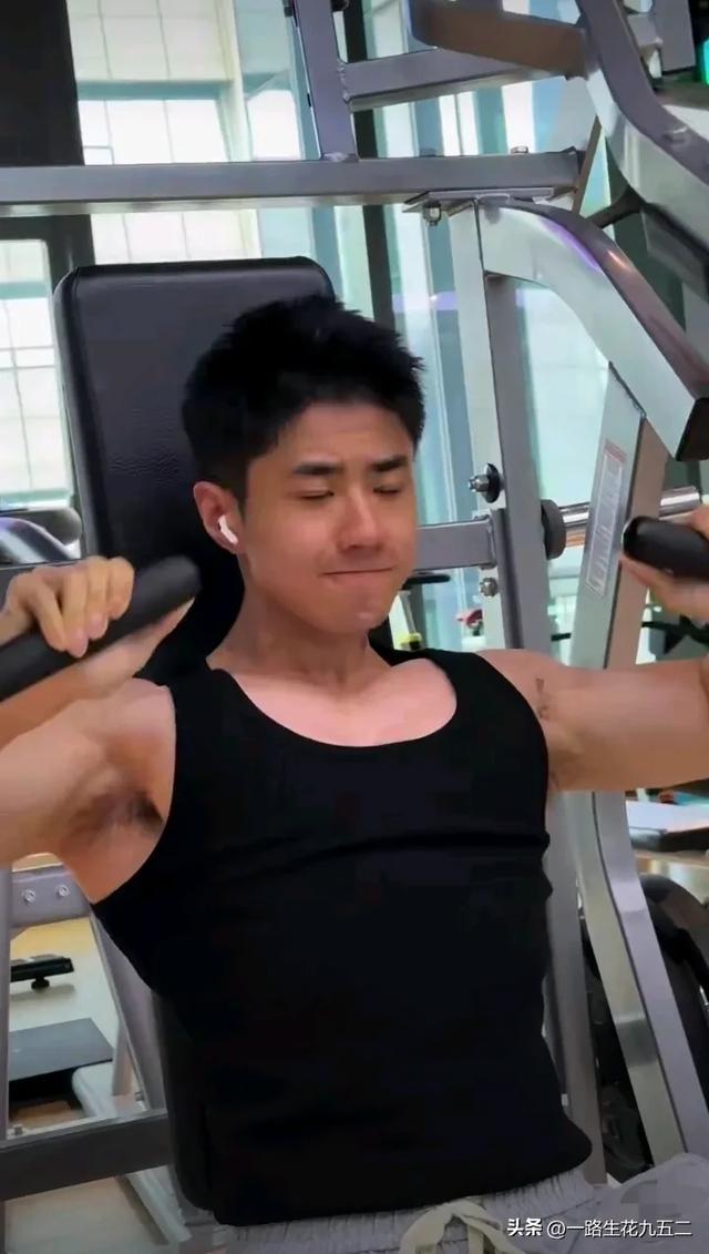 健身房的帅气肌肉男