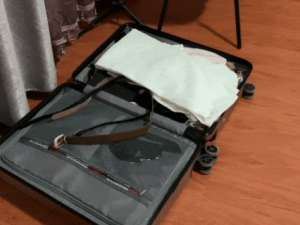 可妈(妈妈：你去问问谁家大学生行李箱这样放着？我：那很有生活了)