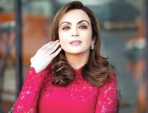 亚洲首富妻子身材丰满，身穿蕾丝裙秀色可餐，难怪获富豪专宠30年