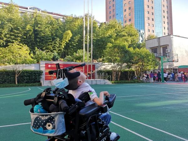 曾被判定活不过3岁,如今他坐着“变形金刚”上小学了