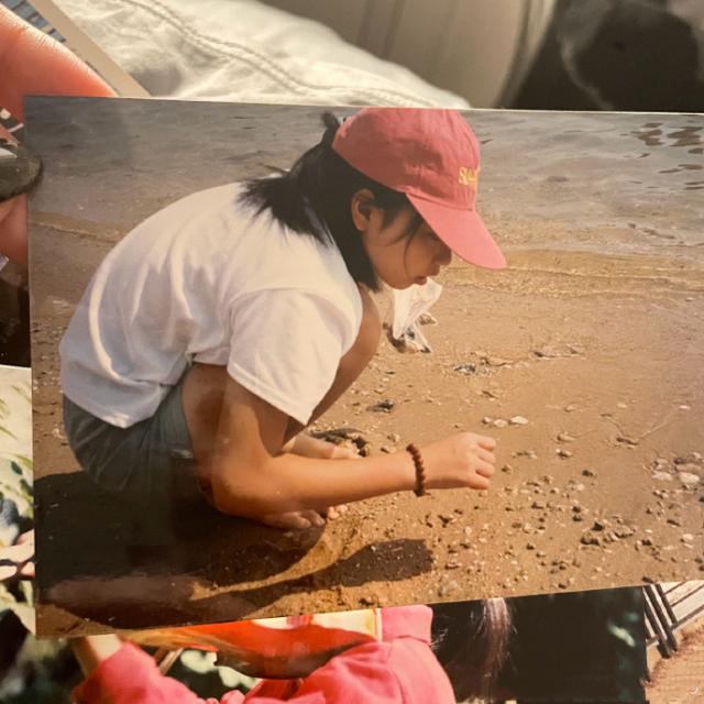 周扬青罕晒儿时与爸妈合影，直面整容争议：从小到大长得毫无关联