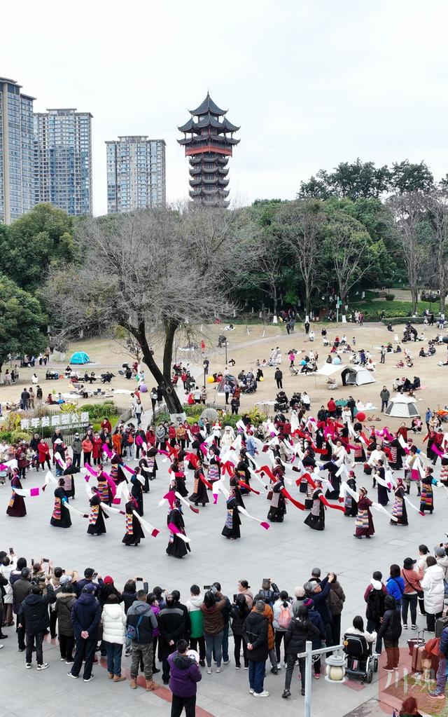 C视频｜成都街头百人同跳弦子舞