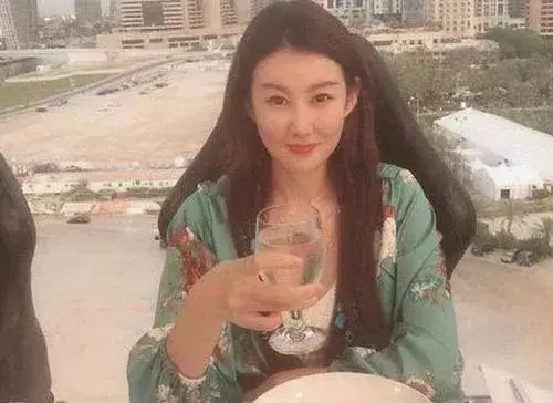 走了马蓉来了冯清，新女友黑料不断，王宝强的情史为何这么坎坷？