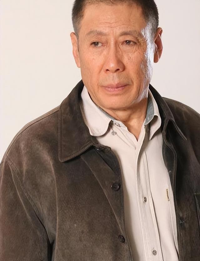 头发花白，衣服全是洞，88岁烟不离手的焦晃，早已走上另一条大道