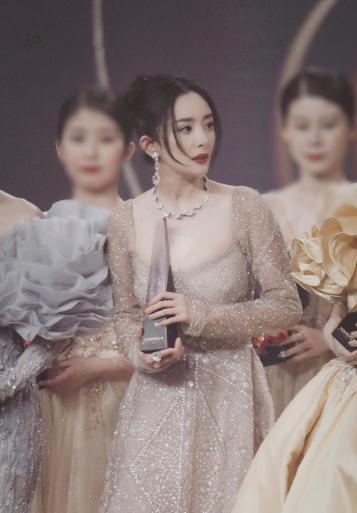 杨幂侧面照曝光,凹凸有致大秀事业线,驼背改善,女神气质猛增