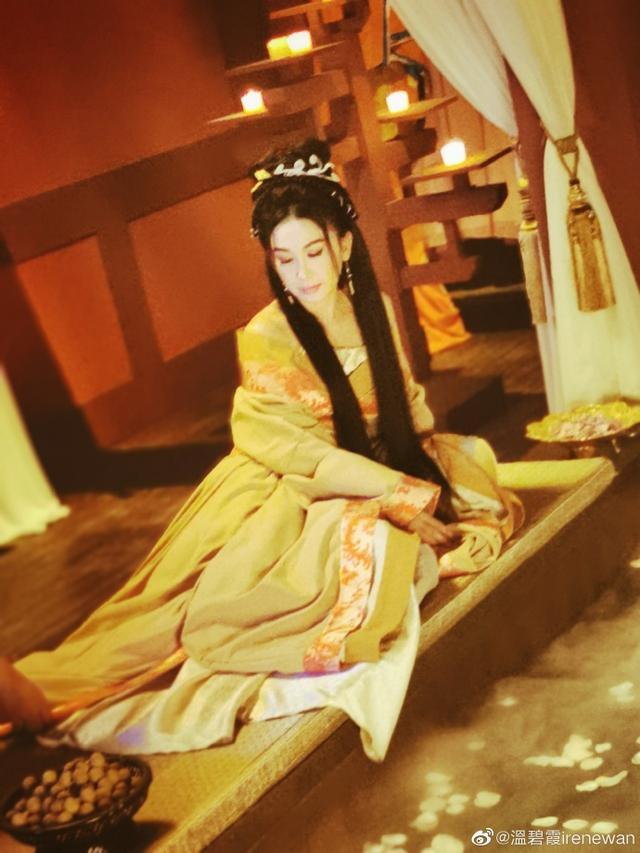 54岁温碧霞再扮苏妲己，与19年前剧照零差距，网友：不可思议