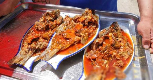 公公照看儿媳不避嫌，故意盯着儿媳哺乳谁不是掀起衣服喂奶？