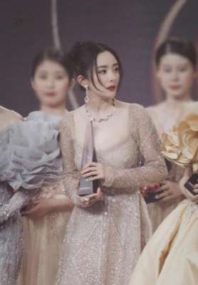 杨幂侧脸(杨幂侧面照曝光，凹凸有致大秀事业线，驼背改善，女神气质猛增)