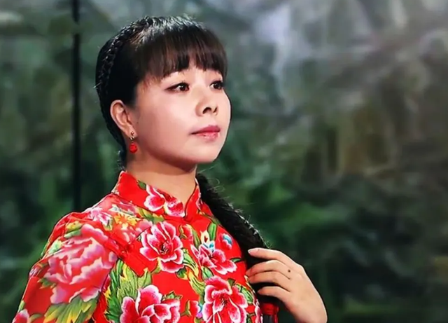 “草根歌手”王二妮和李飞结婚9年，她初心不改，他却像换了个人