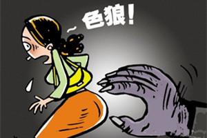 警惕这个陌生男子撩起女孩裙子，狠狠摸了一把！