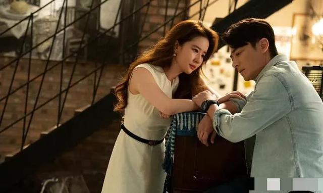 吻戏、摸胸，尺度升级！霍建华刘亦菲深情演绎《玫瑰的故事》。