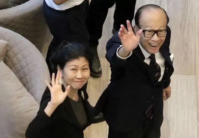 相伴30余年，李嘉诚仍不敢将周凯旋娶进门，背后原因没有那么简单