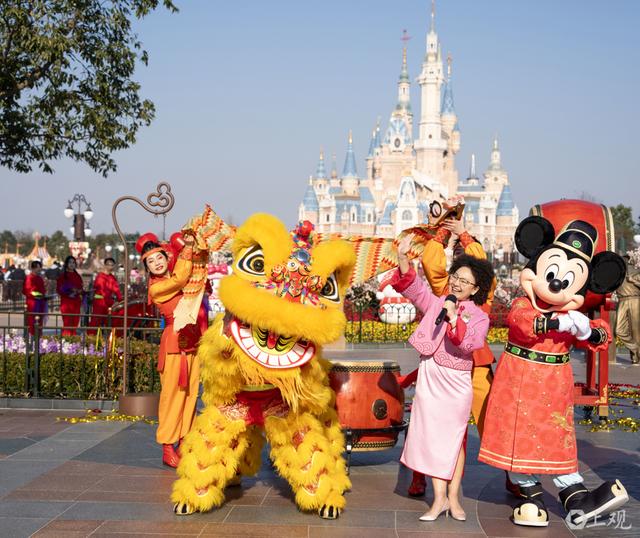 祥蛇贺新春，米奇米妮身着中式新年装迎客