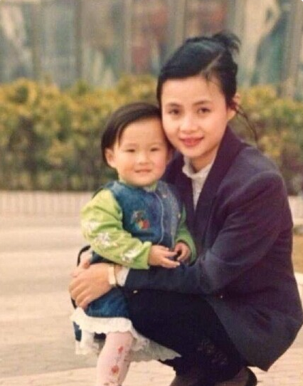 “炫富名媛”郭美美的堕落史,和宠爱她的土豪干爹们