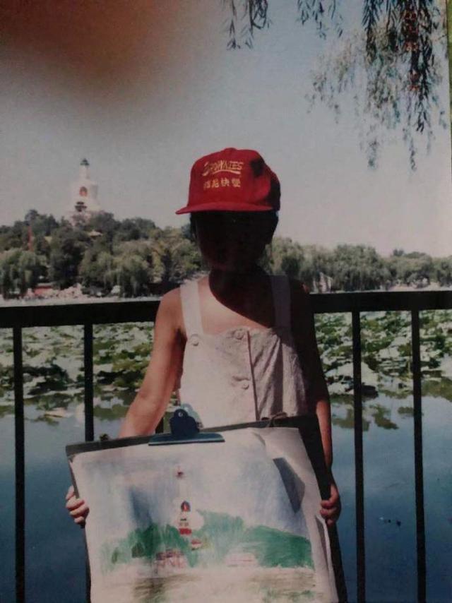 周扬青罕晒儿时与爸妈合影，直面整容争议：从小到大长得毫无关联