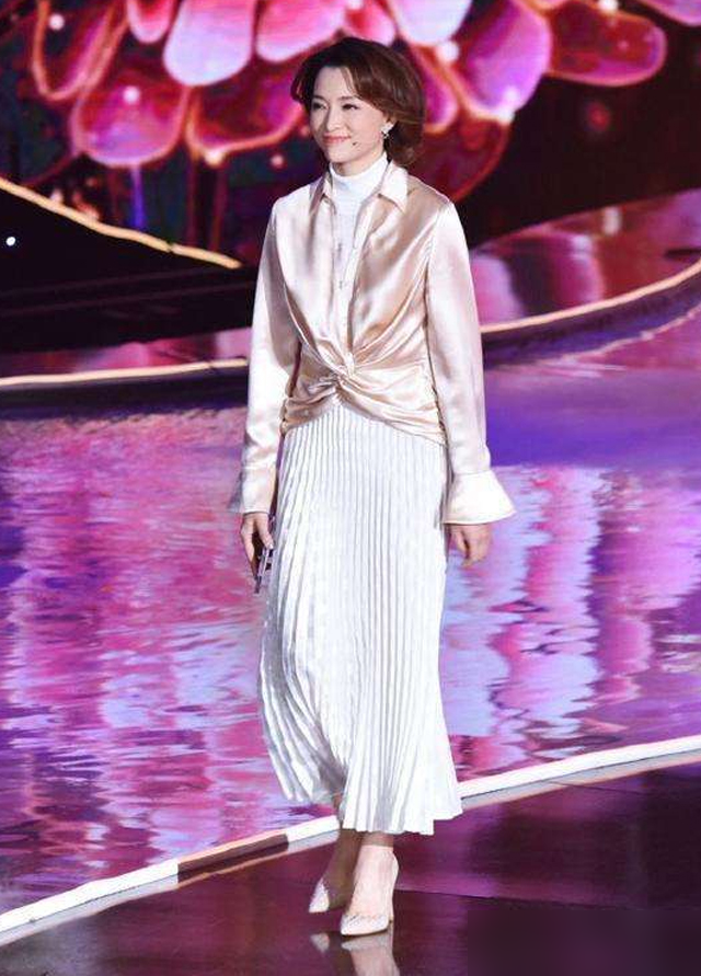 看了董卿,再看孟晚舟:才发现有品位的女人,都不穿短裙配丝袜