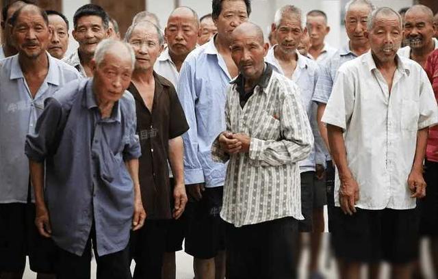 公公照看儿媳不避嫌，故意盯着儿媳哺乳谁不是掀起衣服喂奶？