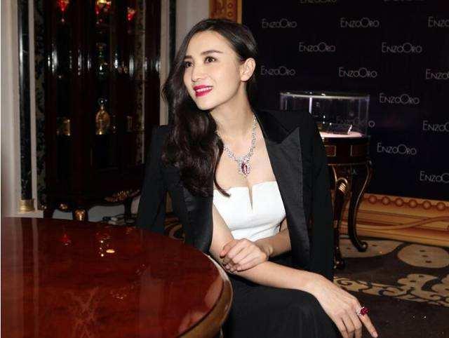 42岁仍未婚的小宋佳，综艺败坏路人缘，与名导张黎的感情成黑历史