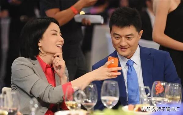 李亚鹏在商丘给河南人拜年,穿衣打扮似农民工,越来越像一个网红