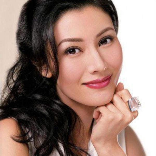 鲍家街43号20年后再聚首，章子怡抱女儿看汪峰彩排，大钻戒抢眼