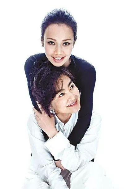 林青霞继女邢嘉倩：31岁似少女，颜值胜过继母的亲闺女