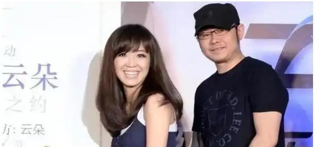 刀郎关系真相揭晓三个月后，云朵盛大现身，她不仅参与了两会