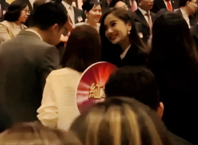 35岁杨颖最新近况曝光，出席港圈活动惹争议！全程笑容相迎显谦卑