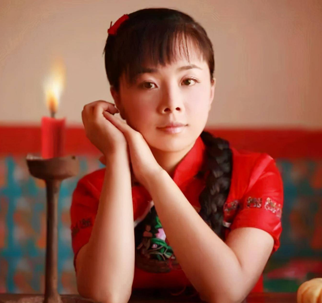 “草根歌手”王二妮和李飞结婚9年，她初心不改，他却像换了个人