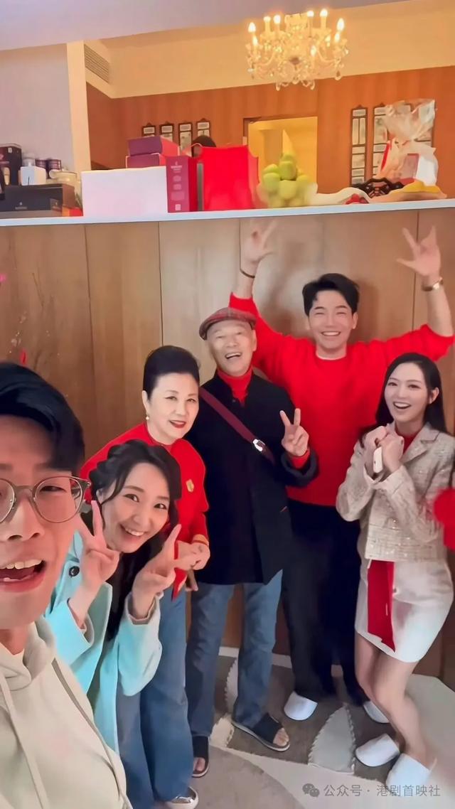 汪明荃罗家英初二团拜,亿元豪宅楼梯坐逾半百好友仍卓卓有余