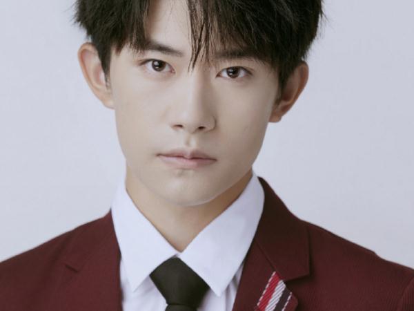 易烊千玺曾是高中校草,看见他高中校服照:颜值我服了