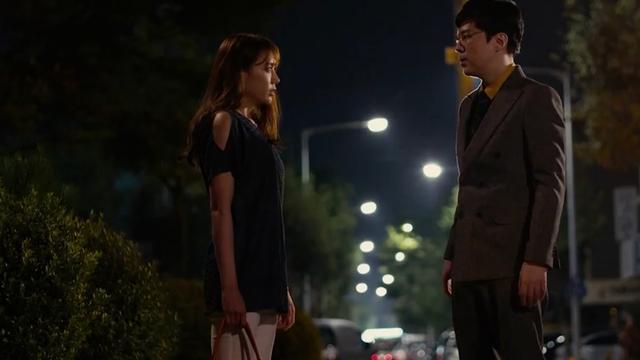 《热线女孩》：女人白天清纯护士，晚上化身热线女孩