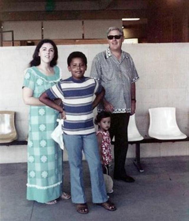 1973年，12岁的奥巴马第一次见到父亲拍合影，老奥巴马也是个人物
