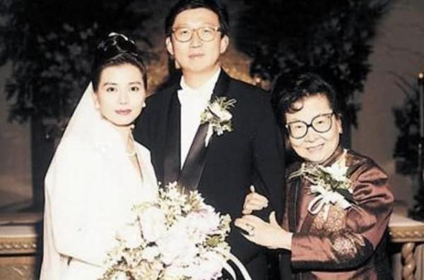 娱圈最痴情女子，为丈夫守寡12年，千万片酬邀请复出被推