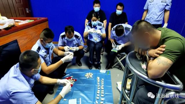 价值100多万！广西一珠宝店被撬盗！现场惊现诡异“雨衣男”……