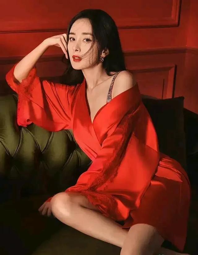 太有料了！杨幂大尺度、性感热辣写真，网友