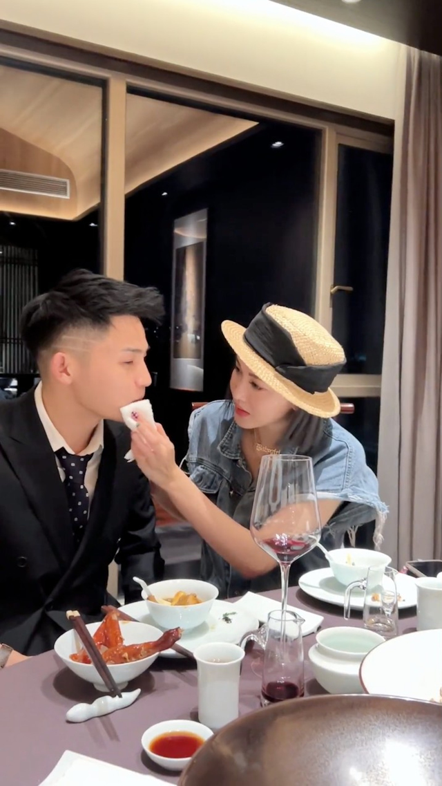 38岁香港知名女星为男网红夹菜擦嘴引热议，网友：为钱没有底线吗