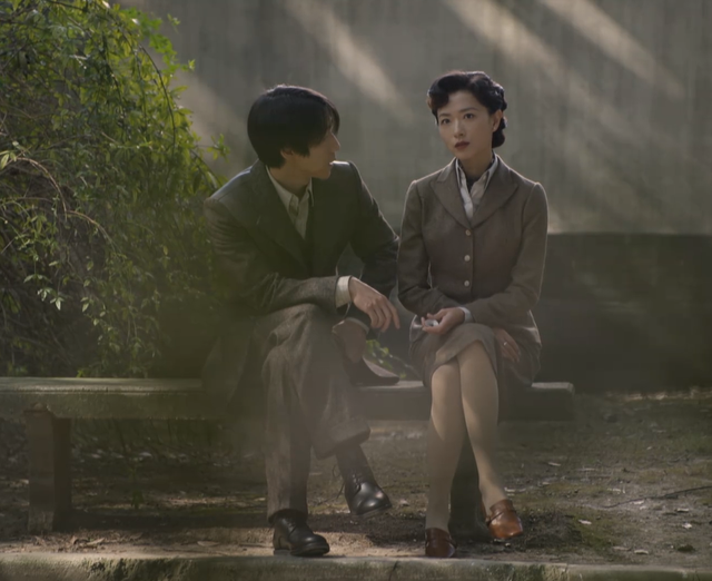 《潜行者》好戏，两个军统女特工，一个献身汉奸一个爱地下党