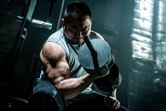 《冠军》电影，马东锡狂练肱二头肌，掰手腕冠军终于找到家庭归属