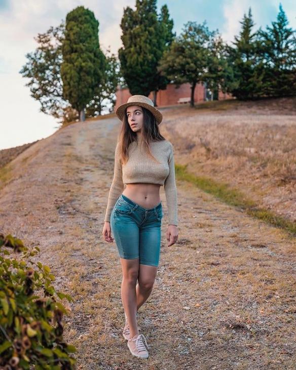 蜜瓜美臀+“胸”猛欧派!意大利辣妹Eleonora性感私照