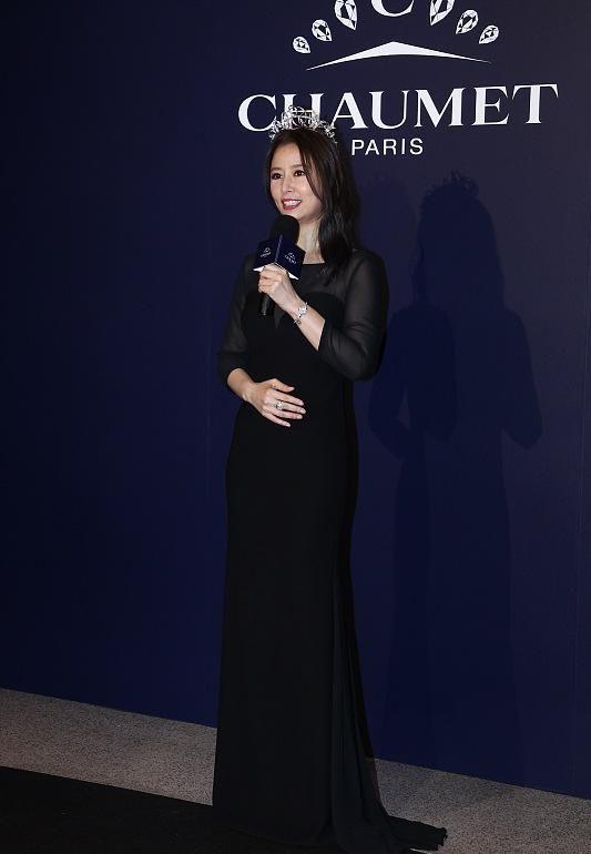 二胎实锤？林心如久违露面，侧身肚子隆起没腰线，全程捧腹显孕相