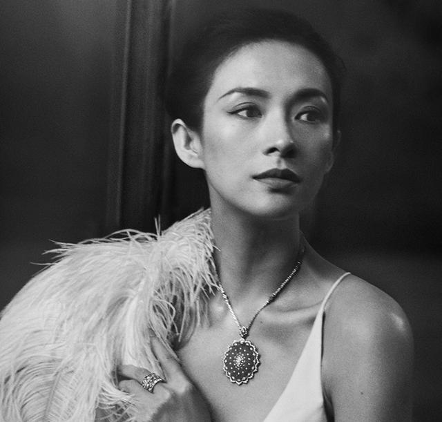 章子怡曝黑白写真大片 女神“不磨皮”展自然魅力